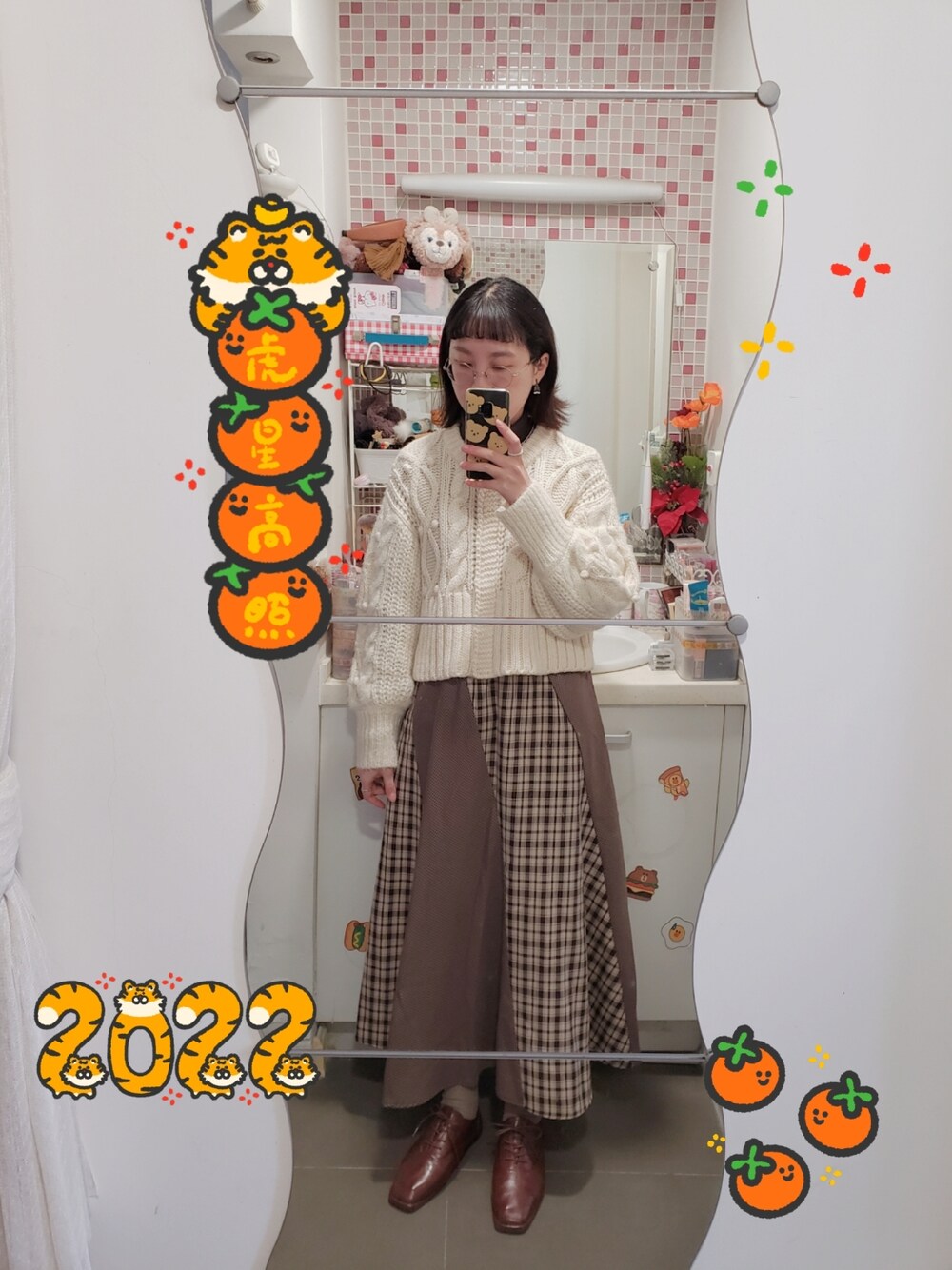 ベージュ系のダウンジャケット/コート、ホワイト系のカーディガン/ボレロ、ブラウン系のスカートを着用したレディースの冬コーディネートの3枚目の写真