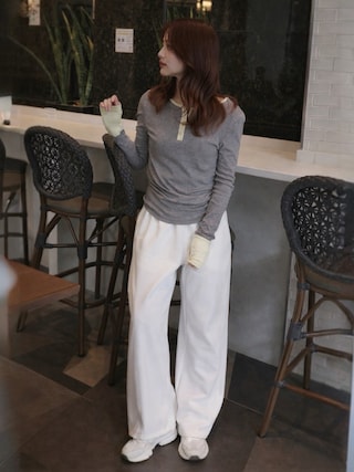 「JUMELLE（ジュメロ）のヘンリーネックバイカラートップ（Tシャツ/カットソー）」を使った、安中亜美さん（レディース・149cm）の春コーディネート