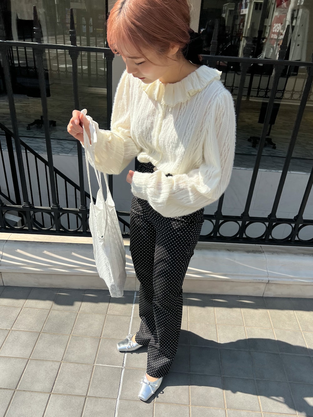「春服デビュー宣言、お出かけコーデ、大人カジュアル、お洒落さんとつながりたい、ootd、#春コーデ、春服みてみて、きれいめコーディネート、#シンプルコーデ、春、ホワイト、ブラウス、低身長、jumelle、ドット」｜「jumelleのフリルカラーデザインニット（シャツ/ブラウス、ホワイト系）」を使った、安中亜美さん（レディース・149cm）の春コーディネートの1枚目の写真