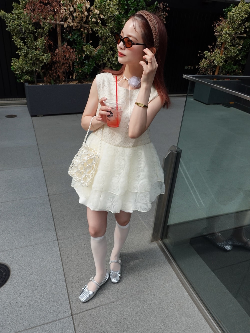 「シンプル、大人かわいい、大人コーデ、150cm台コーデ、ミニバッグ、ガーリーコーデ、大人ガーリー、レーススカート、チュニック、ハイソックス、パンプス、パンプス×靴下、ガーリー、ホワイトコーデ、レオパード」｜「jumelleのmix tiered tunic（チュニック、ベージュ系）」を使った、安中亜美さん（レディース・149cm）の夏コーディネートの1枚目の写真