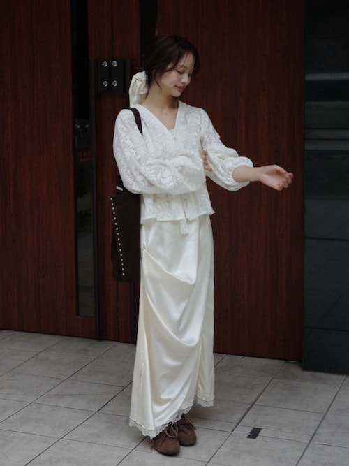 「JUMELLE（ジュメロ）のドレープサテンスカート（スカート）」を使った、安中亜美さん（レディース・149cm）の春コーディネート