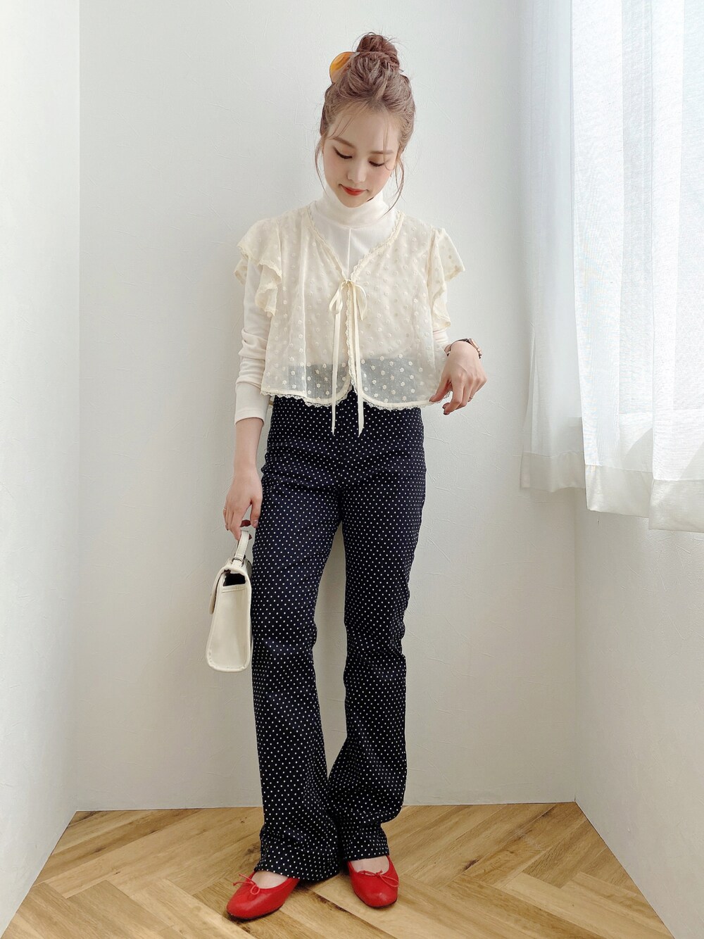 ベージュ系のシャツ/ブラウス、ブラック系のその他パンツ、レッド系のバレエシューズを着用したレディースの夏コーディネートの1枚目の写真