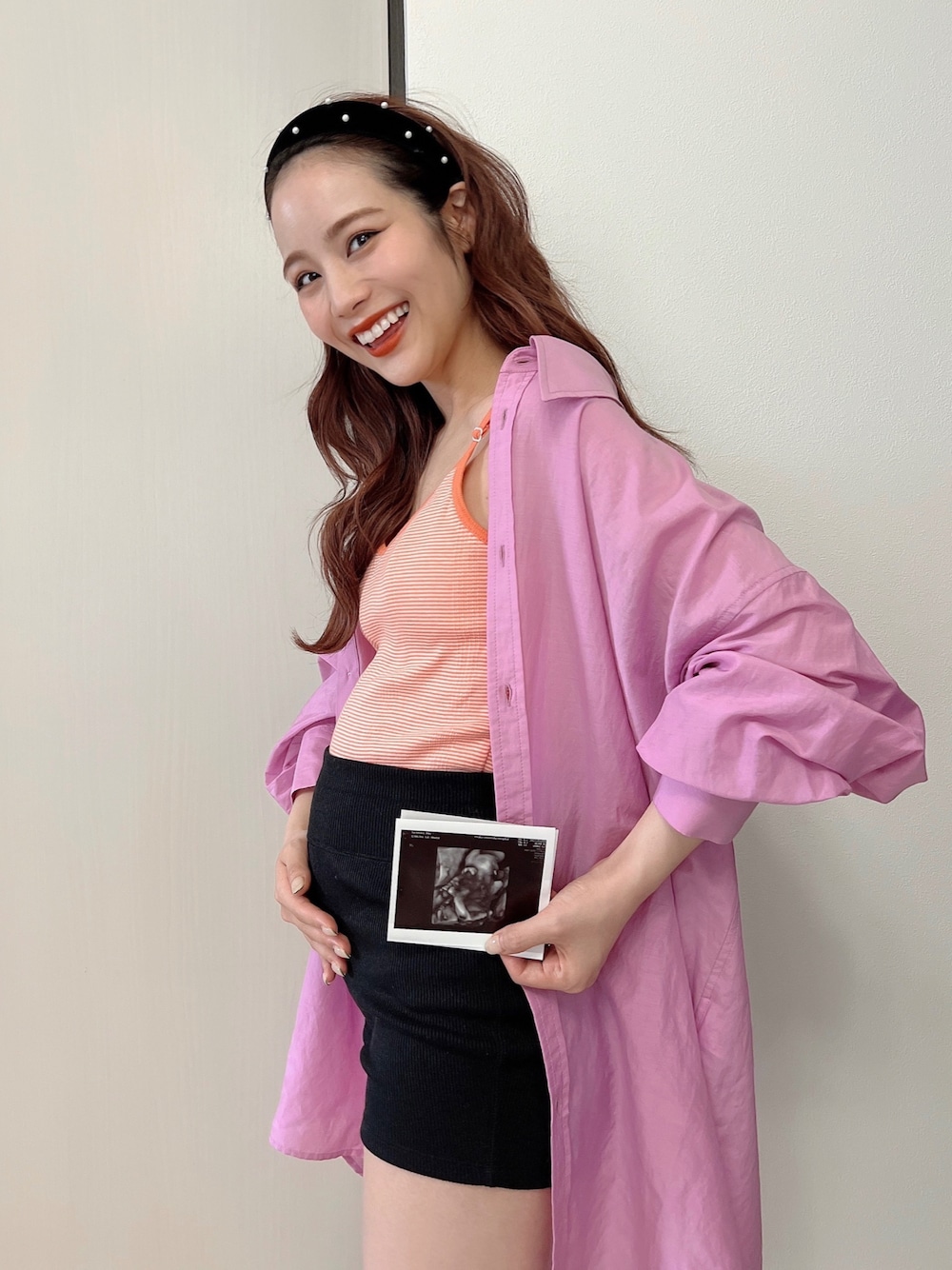 「春服みてみて、低身長、マタニティ、マタニティコーデ、妊婦、妊娠5ヶ月、妊娠中期、大人カジュアル、ootd、リラックススタイル、ビッグシャツ、キャミソール、カップ付きキャミソール、カチューシャ、ピンク」｜「MILLERの【MILLER】MILLER Cup Cami（タンクトップ、オレンジ系）」を使った、安中亜美さん（レディース・149cm）の春コーディネートの1枚目の写真