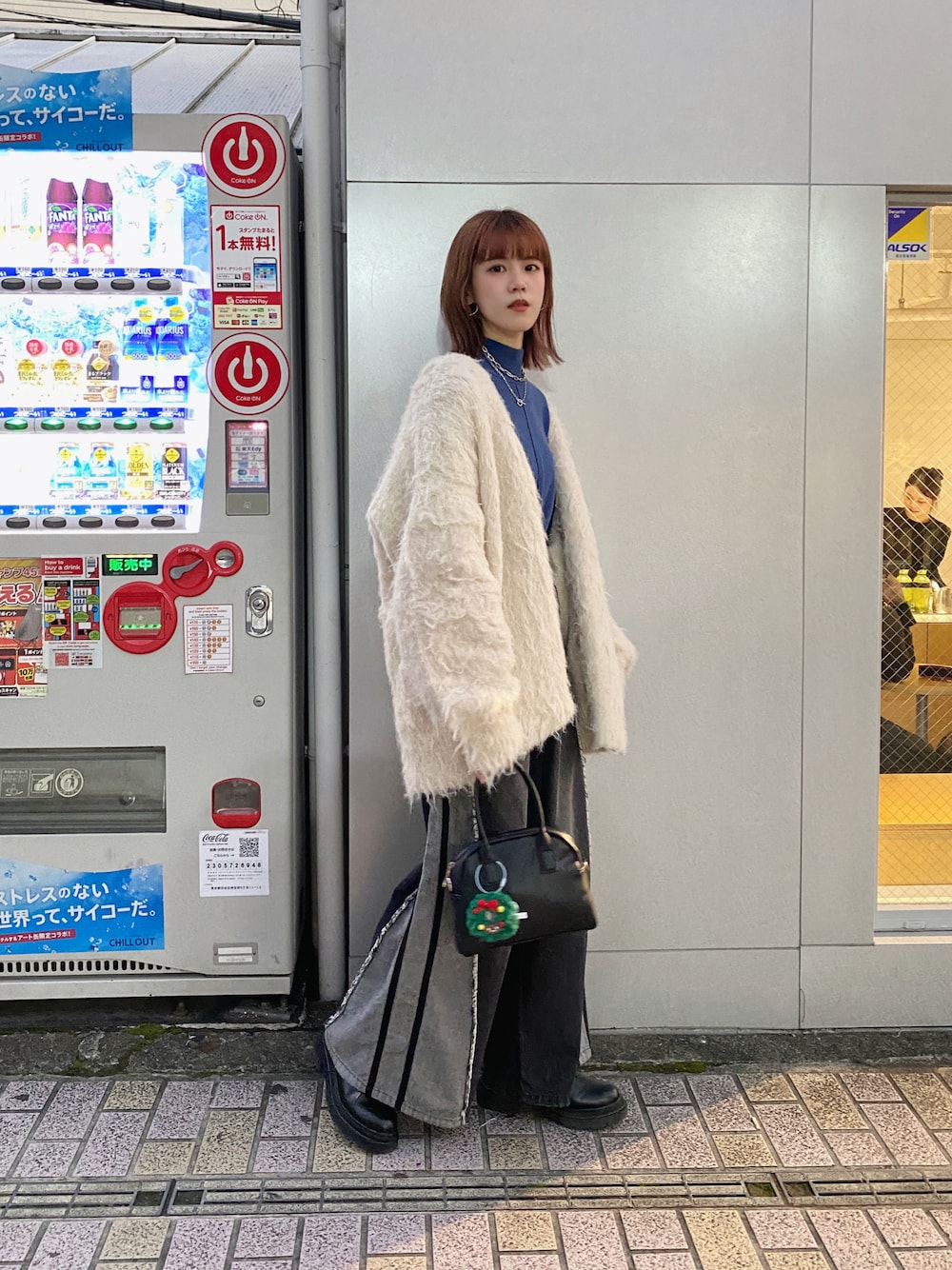 「お出かけコーデ、大人コーデ、シンプルコーデ、秋のコーデ、休日スタイル、オトナ女子、カジュアル、カジュアルコーデ、ootd、おしゃれさんと繋がりたい」｜「forksy.の【forksy.】モンスターシャギーニットルーズVネックカーディガン（カーディガン/ボレロ、ホワイト系）」を使った、安吉🍀さん（レディース・162cm）の秋コーディネートの1枚目の写真