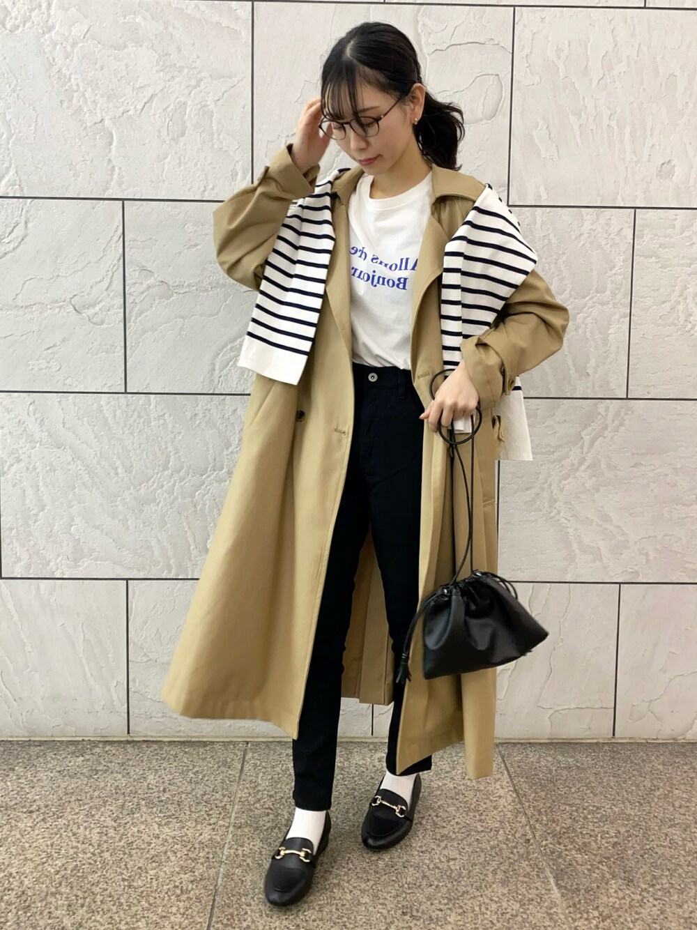 「大人コーデ、カジュアル、春コーデ、春アウター、トレンチコート、メガネ女子、ロゴT、ボーダー、スキニー、ローファー、巾着バッグ、Green Parks」｜「Green　ParksのコンパクトロゴTEE（Tシャツ/カットソー、その他）」を使った、hanaさん（レディース・156cm）の春コーディネートの1枚目の写真