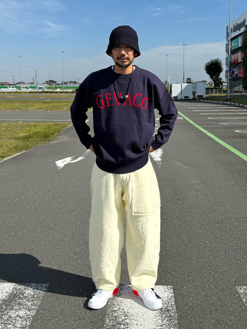 「厚底シューズ、バケットハット、スウェット、スポーツミックス、お出かけコーデ、スニーカー、きれいめカジュアル、冬コーデ、ストリート、ニット、スウエットパンツ、カジュアルコーデ、高身長コーデ、NIKE、ストリートMIX」｜「UNIVERSAL OVERALLの【UNIVERSAL OVERALL】別注ニットバケットハット（ハット、ブルー系）」を使った、sjさん（メンズ・182cm）の秋コーディネートの1枚目の写真
