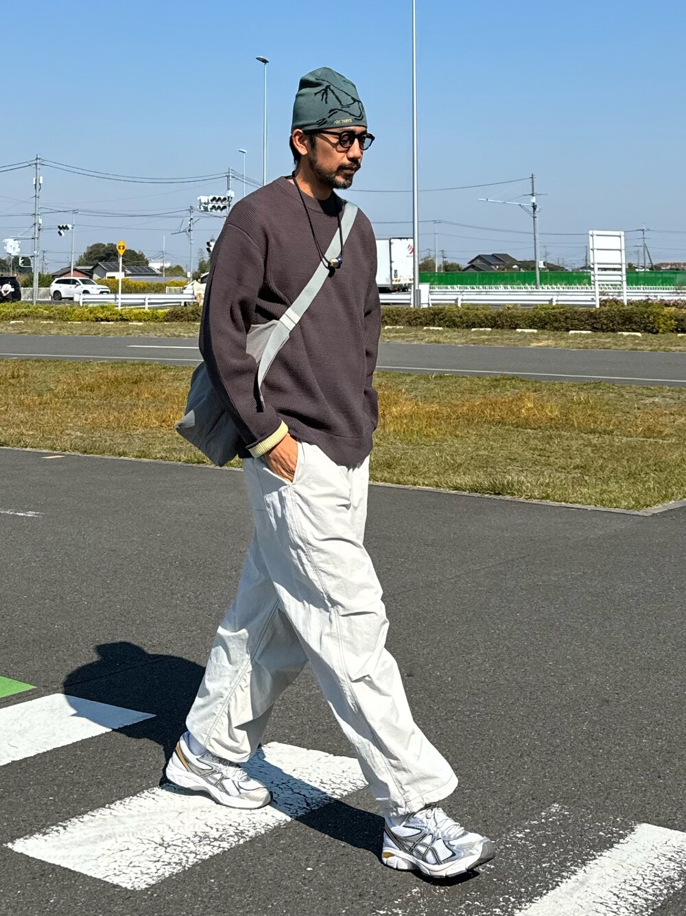 「ニット、ストリート、ショルダーバッグ、モノトーン、ビッグシルエット、スポーツミックス、お出かけコーデ、プチプラ、ビーニー、サングラス、スニーカー、シンプルコーデ、オトナカジュアル、y2k、秋冬コーデ」｜「CIAOPANIC TYPYの【ユニセックス】キープシェイプワッフルニットプルオーバー/WEB限定カラーあり（ニット/セーター、グレー系）」を使った、sjさん（メンズ・182cm）の秋コーディネートの1枚目の写真