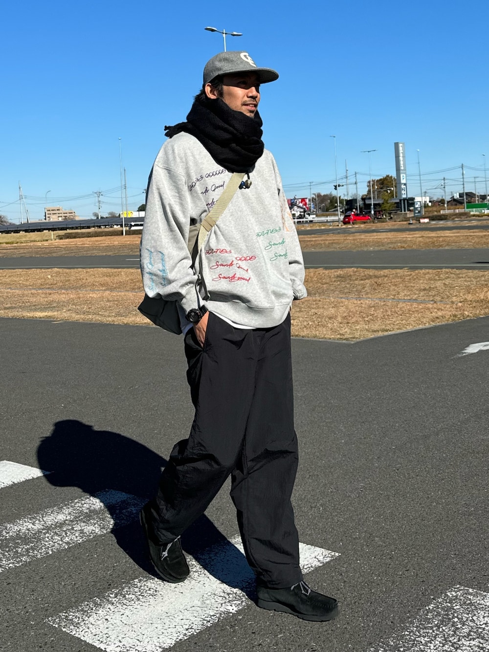 「ストリート、マフラーぐるぐる、スウェット、キャップ、休日スタイル、マイベストコーデ2023、お出かけコーデ、マフラー、秋冬コーデ、冬コーデ、大人カジュアル、刺繍、モノトーン、ゴープコア、革靴」｜「GOODENOUGHのアイテム（キャップ、グレー系）」を使った、sjさん（メンズ・182cm）の冬コーディネートの1枚目の写真