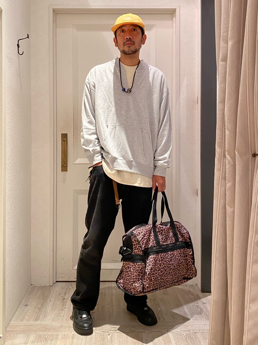 「韓国ファッション、休日スタイル、古着MIX、ロンT、スニーカー、きれいめカジュアル、プチプラ、デニム、淡色コーデ、キャップ、ストリート、秋コーデ、お出かけコーデ、ボストンバッグ、ビッグシルエット」｜「CIAOPANIC TYPYのワンポイント刺繍バックプリントワッフルロンTee（Tシャツ/カットソー、ホワイト系）」を使った、sjさん（メンズ・182cm）の秋コーディネートの1枚目の写真