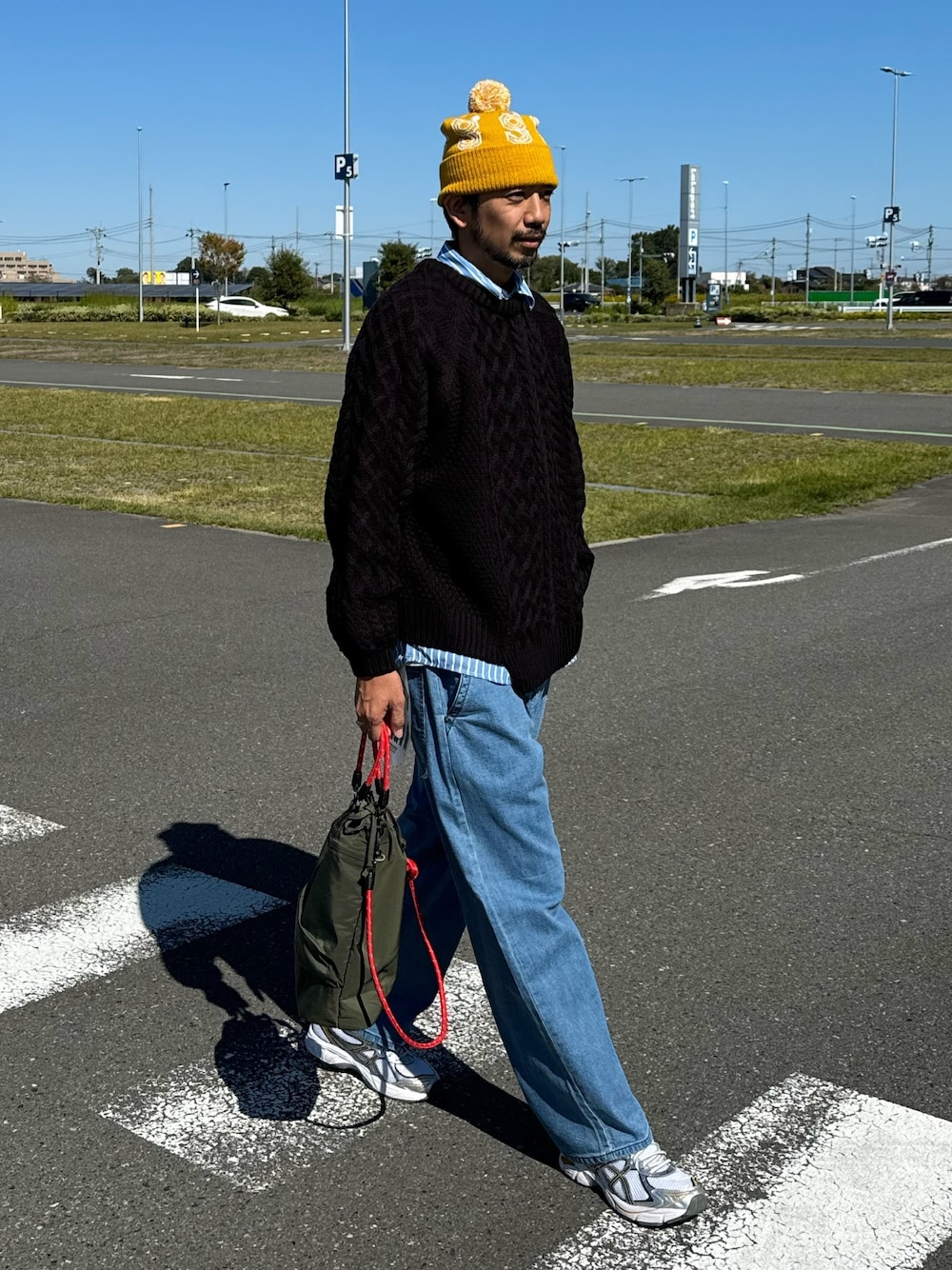 クラシックスポーツでコーデの外しアイテム\tHermes\tInスニーカー 真夏の「最強スニーカー」は大人カラーで決まり！アークテリクス