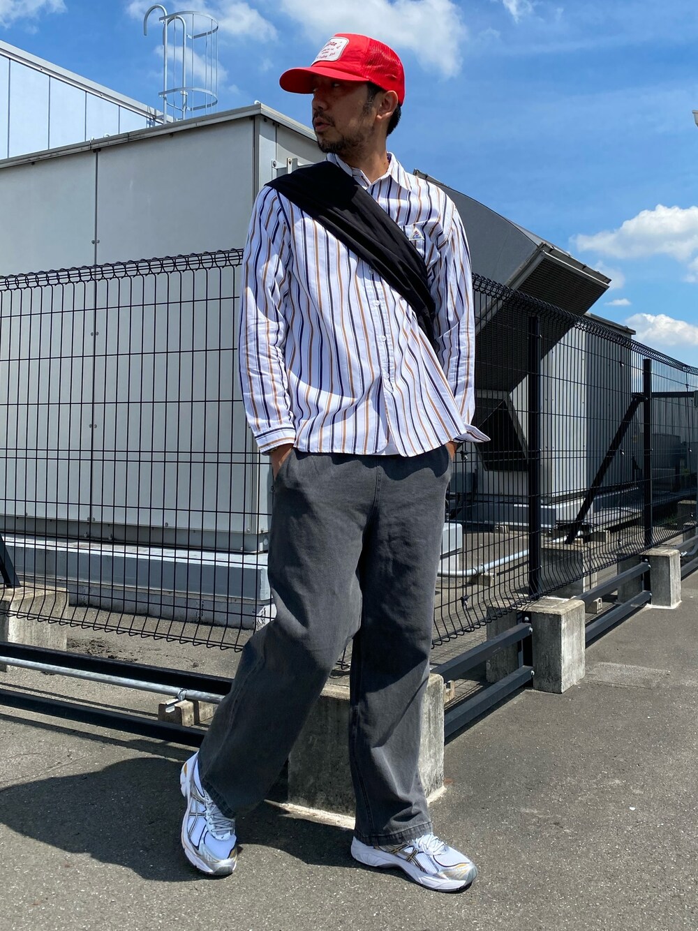 「秋コーデ、デニム、カラー×コーデ、韓国ファッション、キャップ、ショルダーバッグ、休日スタイル、ストリート、淡色コーデ、シャツスタイル、レトロ、スニーカー、きれいめカジュアル、ストライプシャツ、大人カジュアル」｜「CIAOPANIC TYPYのドロストナイロンタスキショルダー（ショルダーバッグ、ブラック系）」を使った、sjさん（メンズ・182cm）の秋コーディネートの1枚目の写真