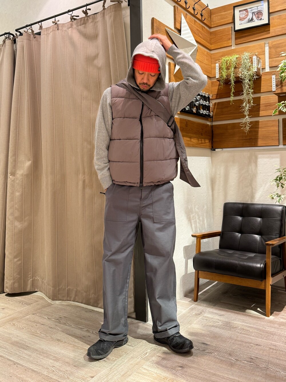 「モノトーン、秋冬コーデ、ストリート、カーゴパンツ、冬アウター、休日スタイル、淡色コーデ、マイベストコーデ2023、きれいめカジュアル、スニーカー、ニット帽、ベスト、クリスマスに着たい服、お出かけコーデ、グレー」｜「Franklin Climbingの【Franklin Climbing】ニットビーニー（ニットキャップ/ビーニー、ブラック系）」を使った、sjさん（メンズ・182cm）の冬コーディネートの1枚目の写真