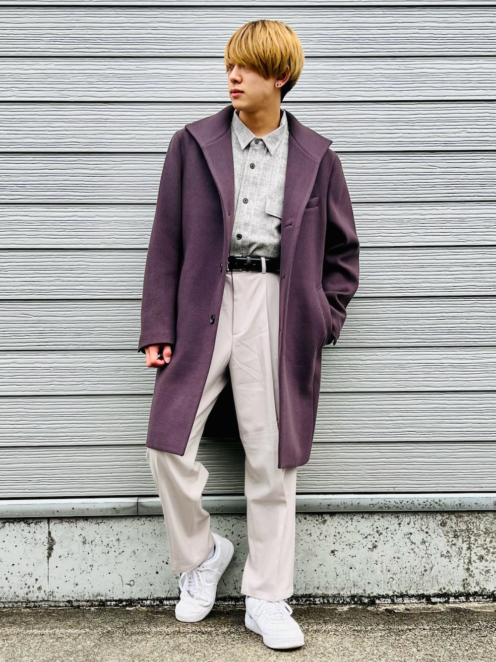 ホワイト系のスニーカー、ホワイト系のスラックス、グレー系のシャツ/ブラウスを着用したメンズの秋コーディネートの1枚目の写真