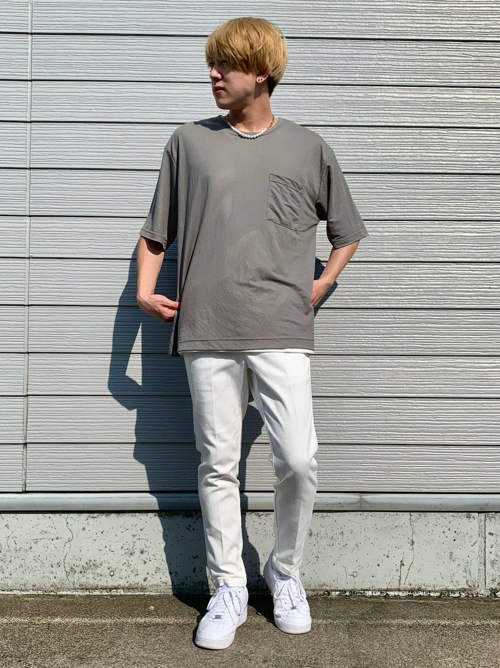 ホワイト系のスニーカー、グレー系のデニムパンツ、グリーン系のアンサンブルを着用したメンズの夏コーディネートの1枚目の写真