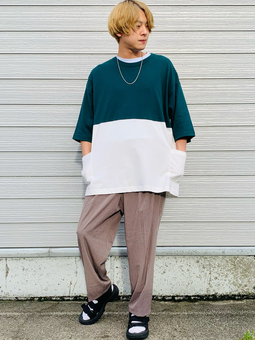 ブラック系のサンダル、ブラウン系のその他パンツ、グリーン系のTシャツ/カットソーを着用したメンズの夏コーディネートの1枚目の写真