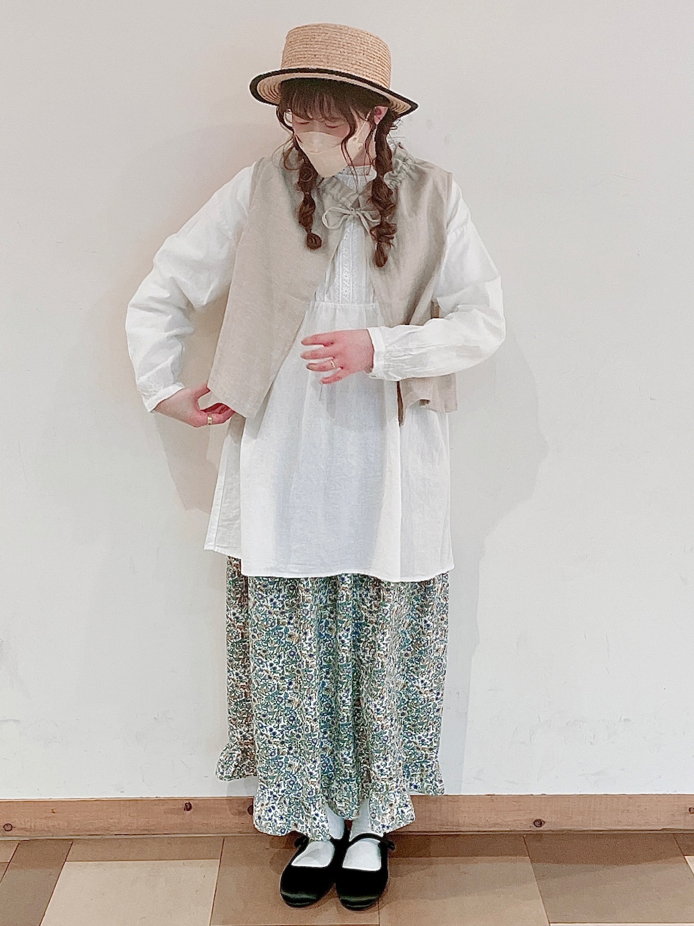 ホワイト系のベスト、ブラック系のその他シューズ、ホワイト系のシャツ/ブラウスを着用したレディースの冬コーディネートの1枚目の写真