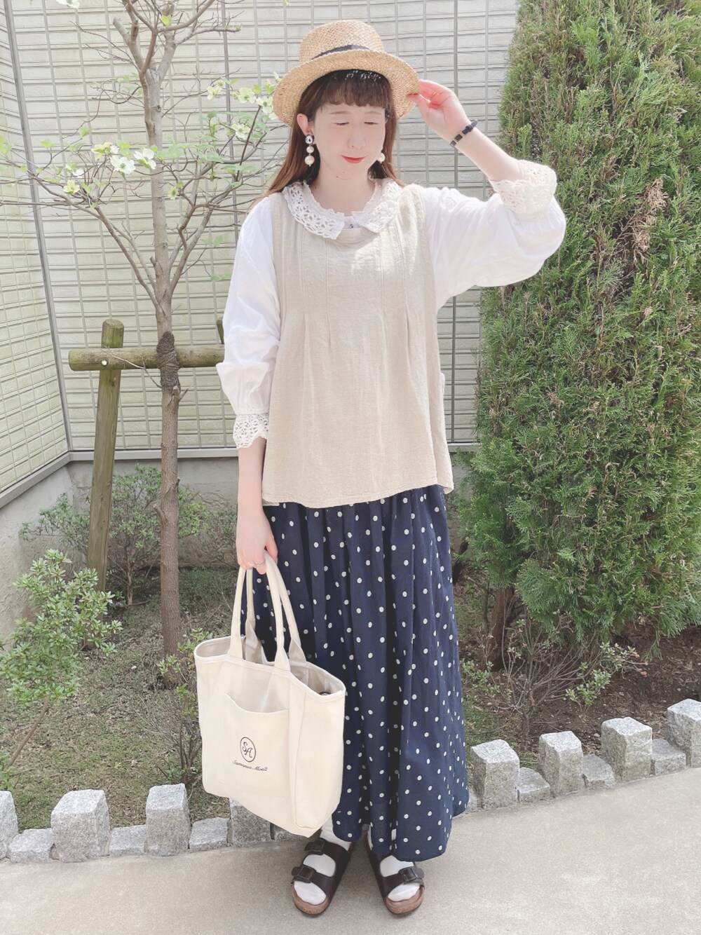 ホワイト系のシャツ/ブラウス、ベージュ系のトップス、ブルー系のスカートを着用したレディースの春コーディネートの1枚目の写真