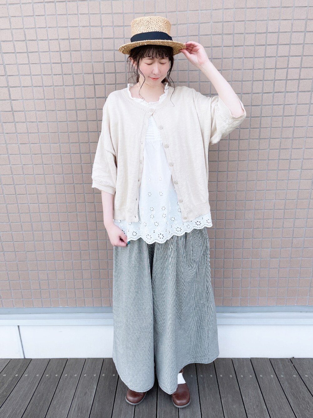 ホワイト系のシャツ/ブラウス、ホワイト系のカーディガン/ボレロ、ブラック系のその他パンツを着用したレディースの春コーディネートの1枚目の写真