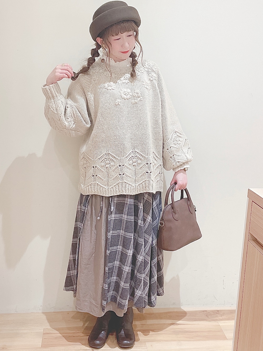 ホワイト系のシャツ/ブラウス、グレー系のスカート、ホワイト系のニット/セーターを着用したレディースの秋コーディネートの1枚目の写真