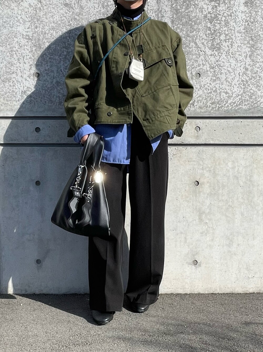 「ファッションを楽しもう、WEARyouthコーデ、モーターサイクルジャケット、ミリタリージャケット、ミリタリーコーデ、シャツレイヤード、レイヤードスタイル」｜「karakuのアイテム（ミリタリージャケット、グリーン系）」を使った、arinko_outfitsさん（メンズ・167cm）の秋コーディネートの1枚目の写真