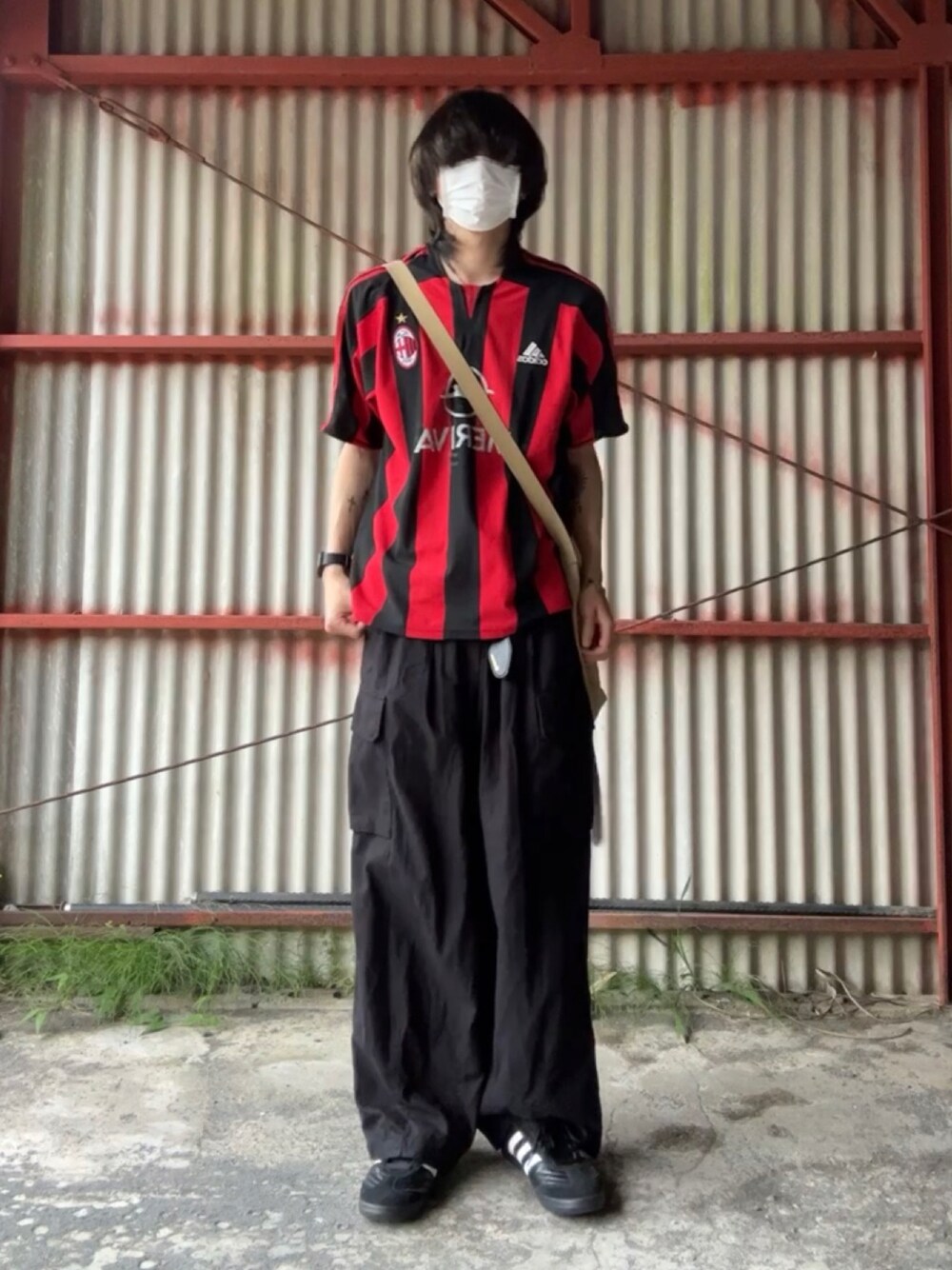 「メンズコーデ、春夏コーデ、ゲームシャツ、シティーボーイ、ACMilan」｜「adidasのアイテム（スポーツグッズ、レッド系）」を使った、けんしーさん（メンズ・176cm）の春コーディネートの1枚目の写真