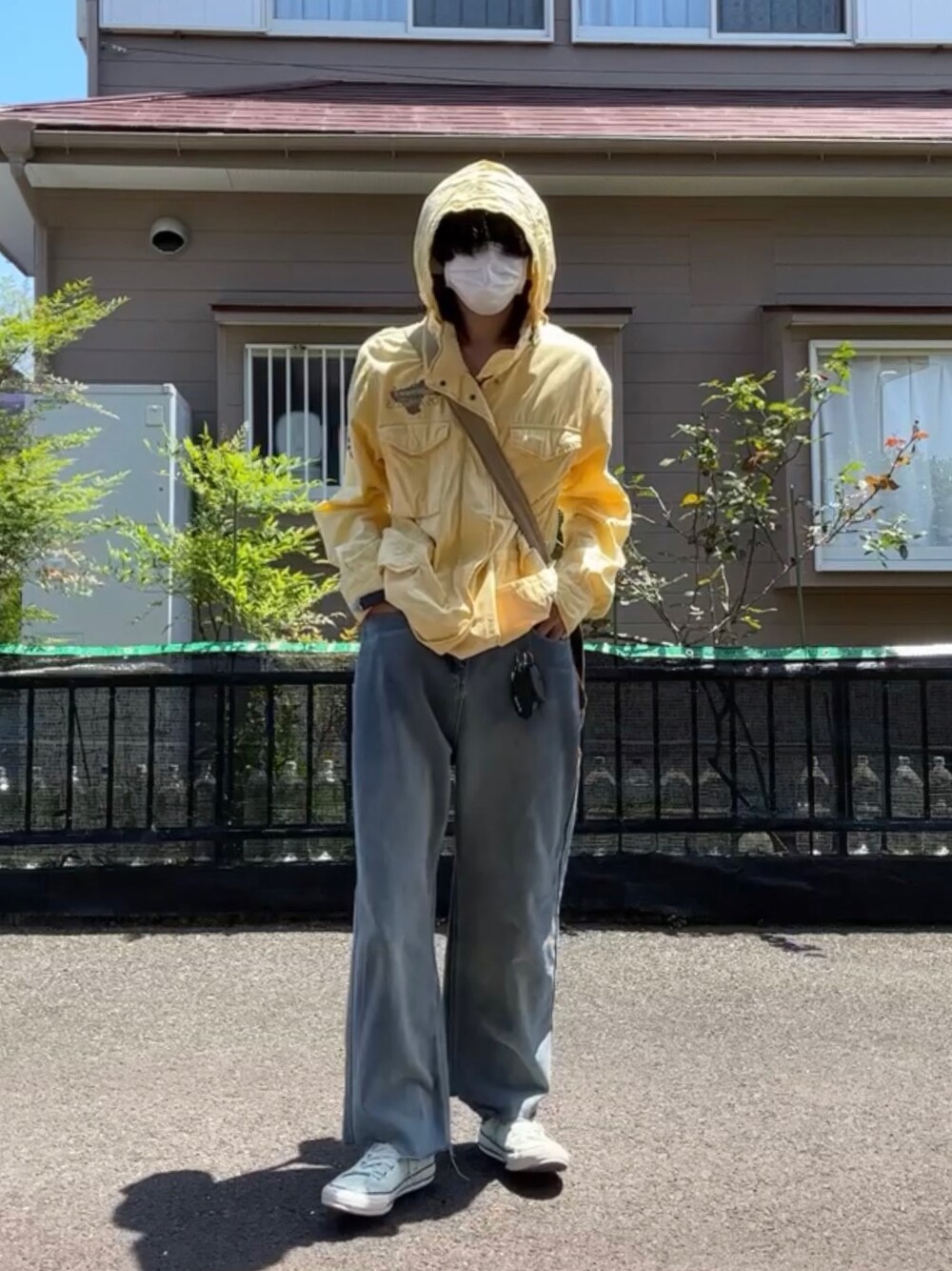 「メンズコーデ、シティーボーイ、ナイロンジャケット、ワイドデニム、春夏コーデ」｜「VINTAGEのアイテム（ナイロンジャケット、イエロー系）」を使った、けんしーさん（メンズ・175cm）の春コーディネートの1枚目の写真