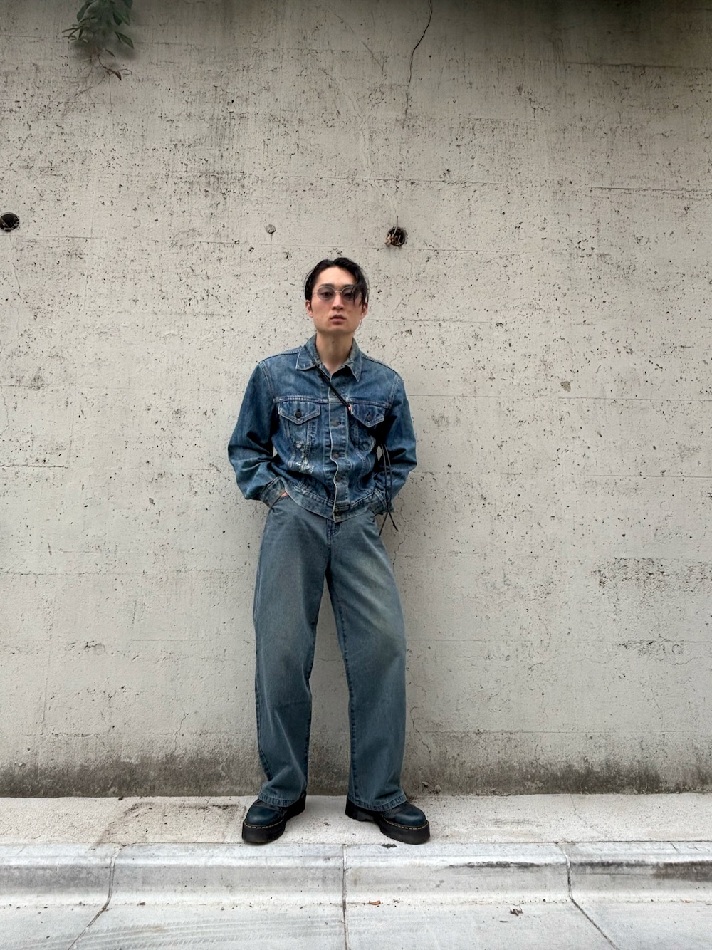 「ひもベルト、デニムオンデニム、厚底ブーツ、サングラス、ワイドパンツ、ブルー、アメカジ、ドクターマーチン、メンズファッション、ストリートコーデ」｜「INASTUDIOS ZOOの「INASTUDIOS SELECT」12oz デニム オーバーダイ バギーパンツ（デニムパンツ、ブラック系）」を使った、ヒサダさん（骨格ストレート・メンズ・177cm）の春コーディネートの1枚目の写真
