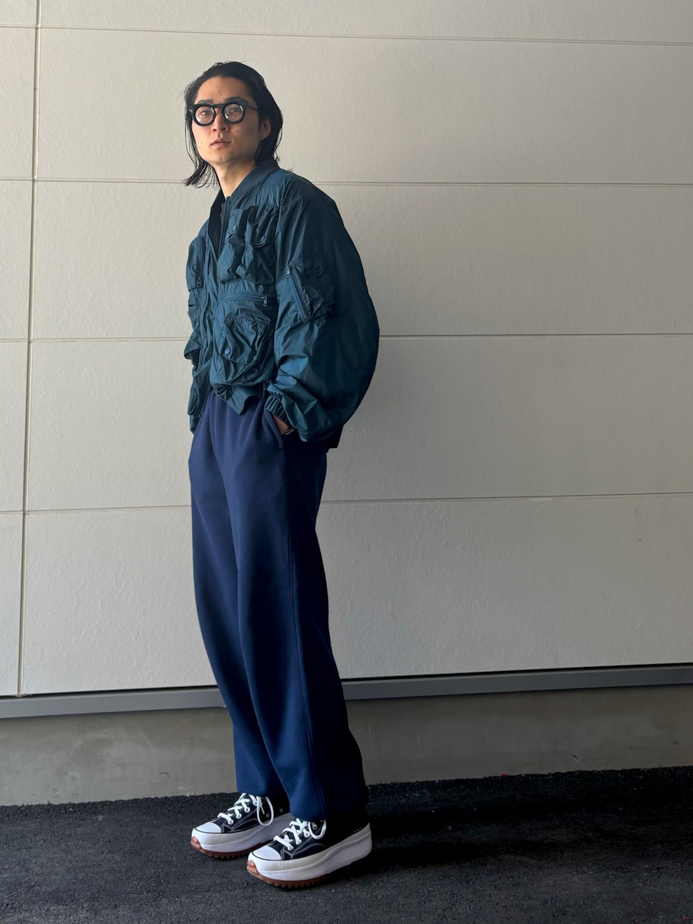 「春めき満開コーデ、厚底スニーカー、ハイカットスニーカー、MA-1、スウェットパンツ、メンズファッション、シンプルコーデ、きれいめカジュアル、きれいめコーデ」｜「CONVERSEのCONVERSE コンバース ALL STAR (R) TREKWAVE HI オールスター (R) トレックウエーブ HI 31310070 BLACK（スニーカー、ブラック系）」を使った、ヒサダさん（骨格ストレート・メンズ・177cm）の春コーディネートの1枚目の写真