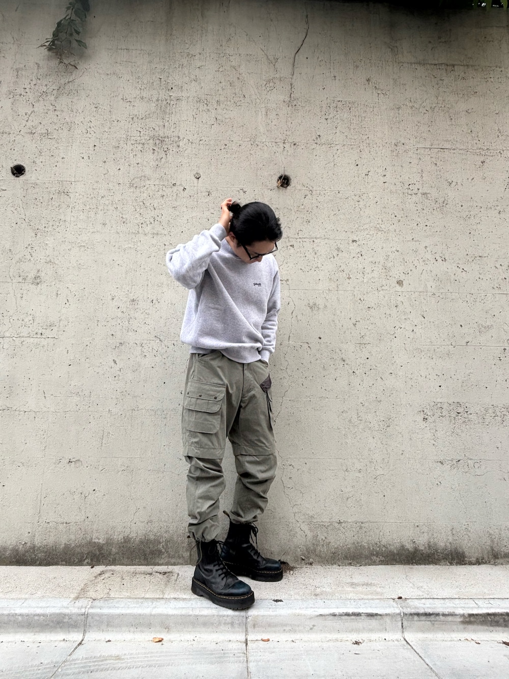 「スウェット、モックネック、厚底ブーツ、ロングブーツ、カーゴパンツ、ストリート、アメカジ、古着MIX、古着、めがね、春コーデ」｜「Hombre NinoのHombre Nino CORONA 2WAY STREAM PANTS HNS20-PT0001（カーゴパンツ、ブラック系）」を使った、ヒサダさん（骨格ストレート・メンズ・177cm）の夏コーディネートの1枚目の写真