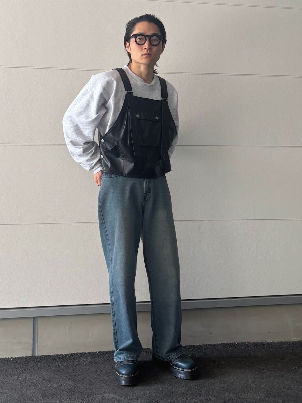 「春めき満開コーデ、厚底ブーツ、ベスト、レザー、デニムパンツ、スウェット、メガネ男子、ストリート、メンズファッション、ワイドデニム、ブルー、おでかけコーデ、シンプル、きれいめカジュアル」｜「Fafattのアイテム（サロペット/オーバーオール、ブラック系）」を使った、ヒサダさん（骨格ストレート・メンズ・177cm）の春コーディネートの1枚目の写真