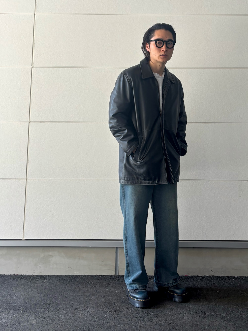 「春めき満開コーデ、メンズファッション、革ジャン、レザージャケット、厚底ブーツ、ブーツ、デニムパンツ、シンプルスタイル、オトナカジュアル、春コーデ、シンプル、ドクターマーチン」｜「名古屋古着屋のアイテム（ライダースジャケット、ブラック系）」を使った、ヒサダさん（骨格ストレート・メンズ・177cm）の春コーディネートの1枚目の写真