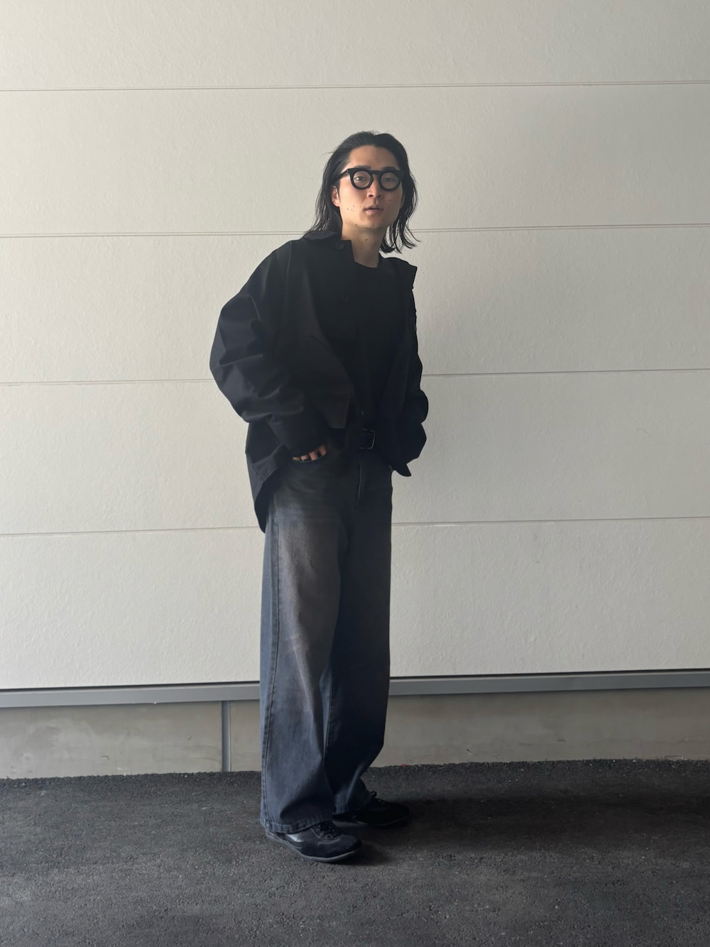 「カバーオール、ブラックコーデ、ワイドデニム、メガネ男子、ビッグシルエット、スニーカー、太ベルト、きれいめカジュアル、シンプルコーデ、ノームコア、モード、春コーデ」｜「INASTUDIOS ZOOの「INASTUDIOS SELECT」12oz デニム オーバーダイ バギーパンツ（デニムパンツ、ブラック系）」を使った、ヒサダさん（骨格ストレート・メンズ・177cm）の春コーディネートの1枚目の写真