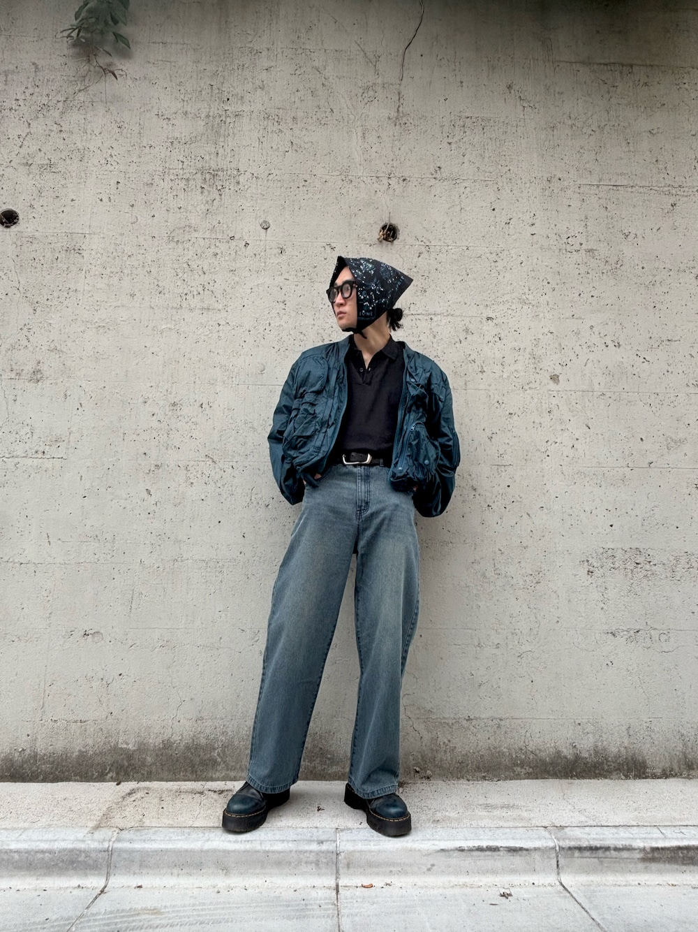 「バンダナ、ターバン、めがね、ワイドパンツ、デニムパンツ、ロングブーツ、厚底ブーツ、MA-1、ナイロンジャケット、ポロシャツ、ストリート、カジュアル、ブルーコーデ」｜「INASTUDIOS ZOOの「INASTUDIOS SELECT」12oz デニム オーバーダイ バギーパンツ（デニムパンツ、ブラック系）」を使った、ヒサダさん（骨格ストレート・メンズ・177cm）の夏コーディネートの1枚目の写真