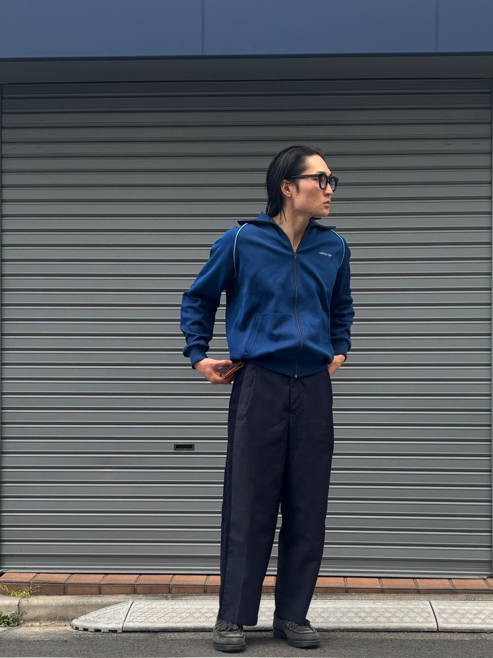 「春めき満開コーデ、トラックジャケット、ブルー、ラインパンツ、スラックス、メガネ男子、メンズファッション、シンプル、オトナカジュアル、きれいめカジュアル、きれいめ、ローファー、ストリート」｜「adidasのアイテム（ジャージ、ブルー系）」を使った、ヒサダさん（骨格ストレート・メンズ・177cm）の春コーディネートの1枚目の写真