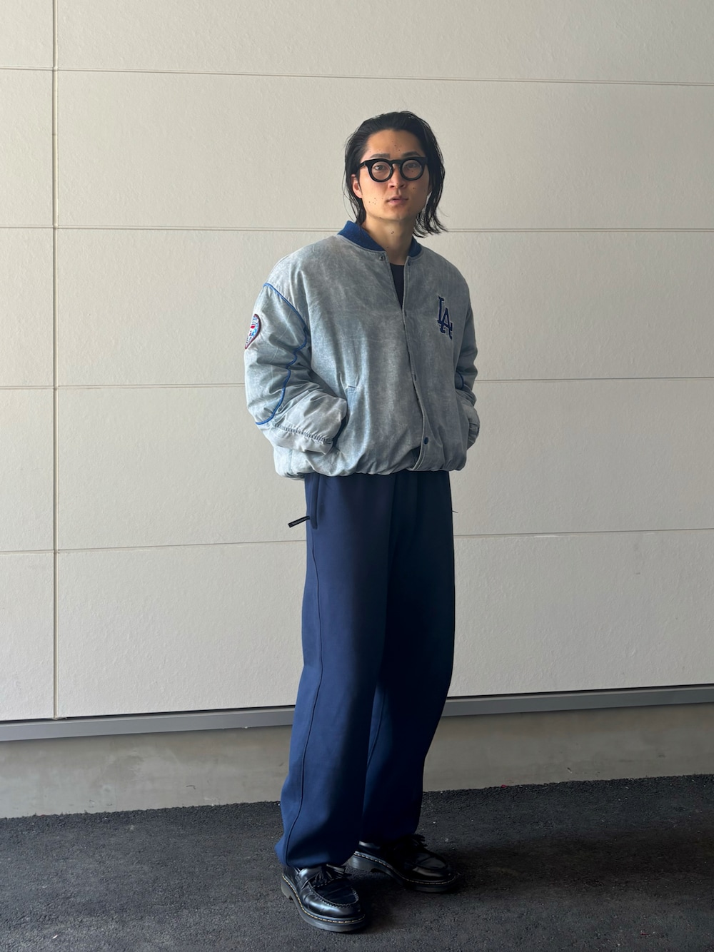 「春めき満開コーデ、スタジャン、メンズファッション、メガネ男子、古着MIX、古着、スウェットパンツ、ローファー、ブルー、オトナカジュアル、春服コーデ、シンプル、古着コーデ、お出かけコーデ」｜「STARTERのアイテム（スタジャン、ブルー系）」を使った、ヒサダさん（骨格ストレート・メンズ・177cm）の春コーディネートの1枚目の写真