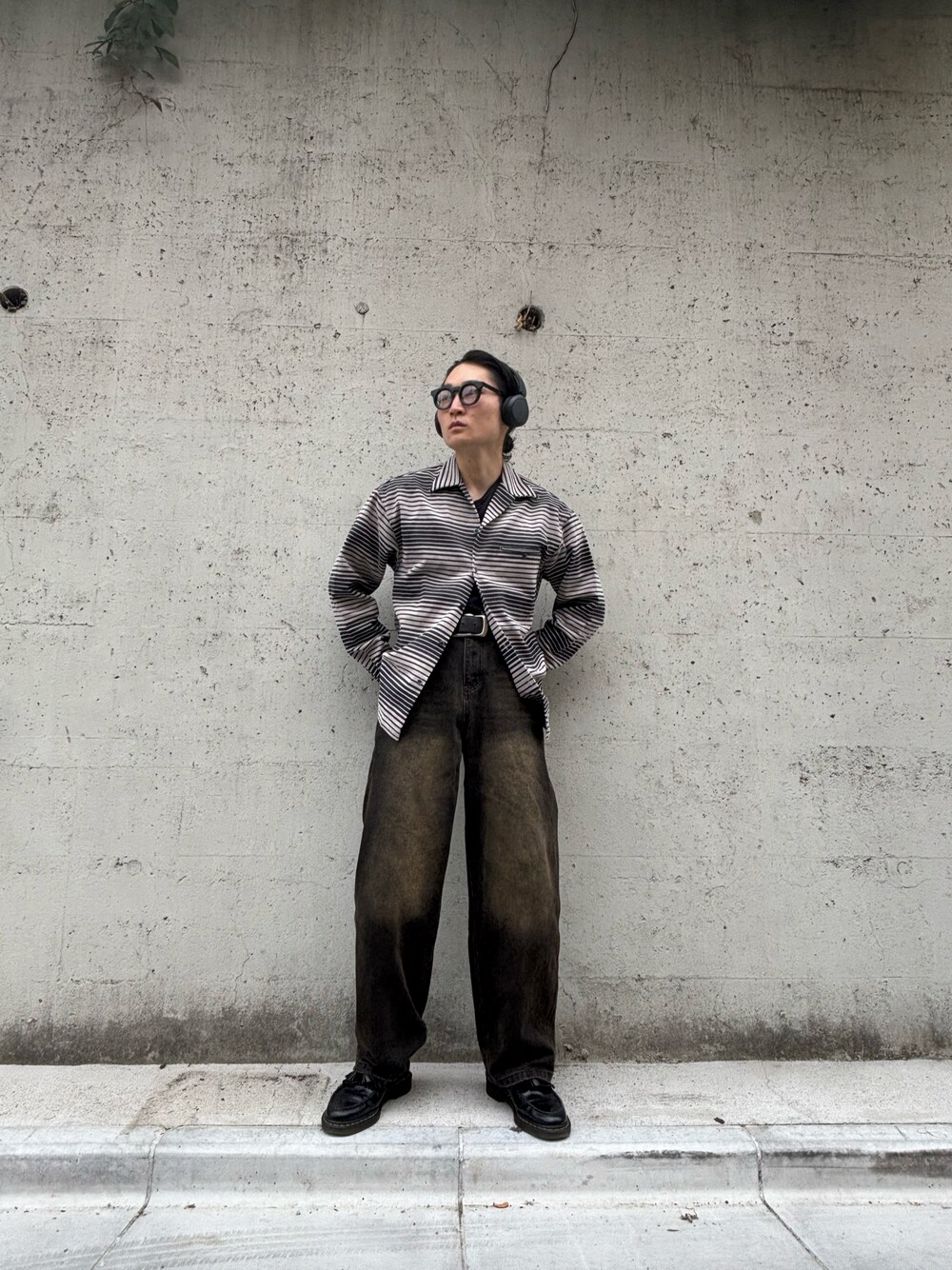 Dr. Martensのローファーを使った「ワイドデニム」の人気