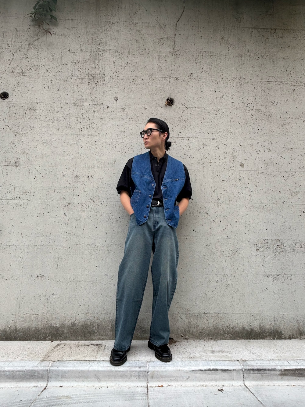 「WOOLRICH、ローファー、デニムパンツ、ワイドパンツ、デニムベスト、メンズファッション、ポロシャツ、カジュアル、きれいめカジュアル、メガネ男子」｜「INASTUDIOS ZOOの「INASTUDIOS SELECT」12oz デニム オーバーダイ バギーパンツ（デニムパンツ、ブラック系）」を使った、ヒサダさん（骨格ストレート・メンズ・177cm）の春コーディネートの1枚目の写真