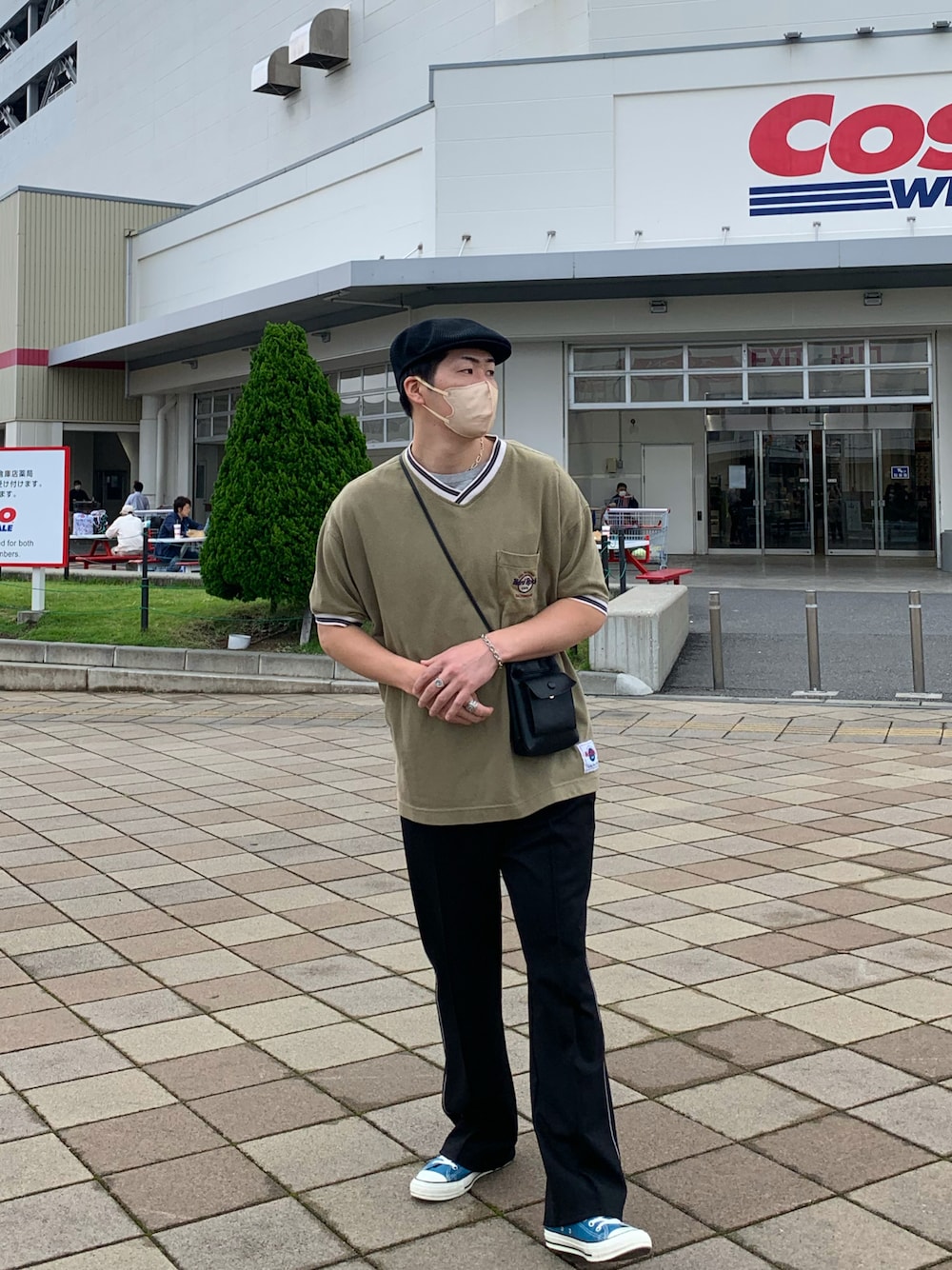 「春夏コーデ、キレイめ、スニーカー、コンバース オールスター、古着MIX、トラックパンツ、Kastane、kastane_ootd、WHIMSIC」｜「KANGOLの【KANGOL】Tropic 504 Ventair Hunting / 【カンゴール】トロピック 504　ハンチング　オーバーライド（ハンチング/ベレー帽、ブラック系）」を使った、おさDさん（メンズ・178cm）の夏コーディネートの1枚目の写真