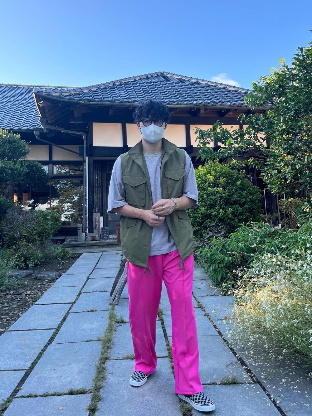 「夏コーデ、お洒落さんとつながりたい、カジュアル、夏だ！Tシャツ着よう！、VANS、Kastane、kastane_ootd、いいね、save、フォローお願いします🤑、ミリタリー、ミリタリーベスト、トラックパンツ」｜「WHIMSICの【WHIMSIC】M-65フィールドベスト（ベスト、グリーン系）」を使った、おさDさん（メンズ・178cm）の夏コーディネートの1枚目の写真