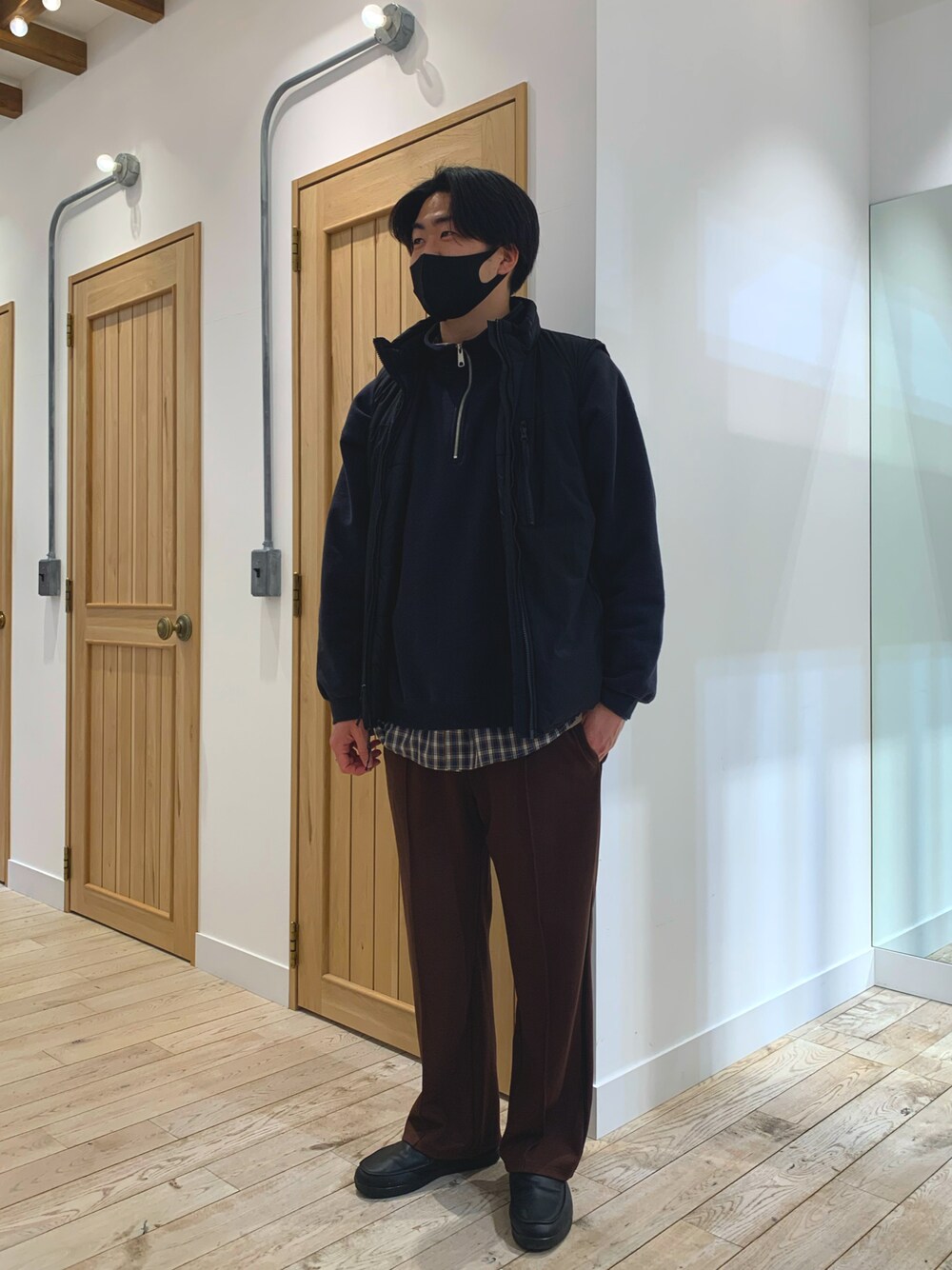 ブラック系のスニーカー、ブラウン系のその他パンツ、ブルー系のシャツ/ブラウスを着用したメンズの冬コーディネートの1枚目の写真