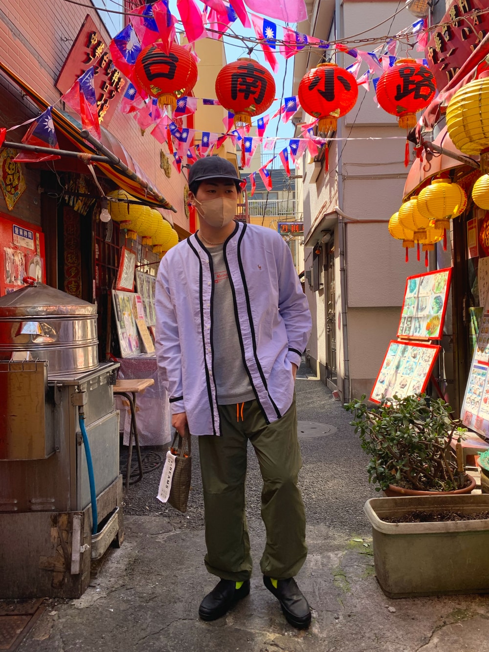 ブルー系のシャツ/ブラウス、グリーン系のその他パンツ、ブラック系のスニーカーを着用したメンズの春コーディネートの1枚目の写真