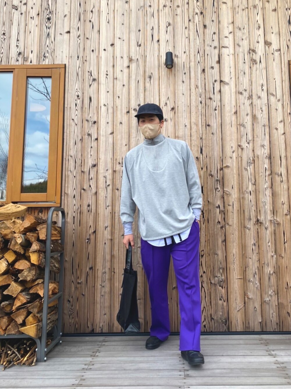 「春服みてみて、オトナカジュアル、ストリート、ハーフジップ、シャツ、リメイクシャツ、トラックパンツ、810S、WHIMSIC、Kastane、トートバッグ」｜「OVERRIDEのOVERRIDE BACK SATIN x DENIM 8P CAP（キャップ、ブラック系）」を使った、おさDさん（メンズ・178cm）の春コーディネートの1枚目の写真