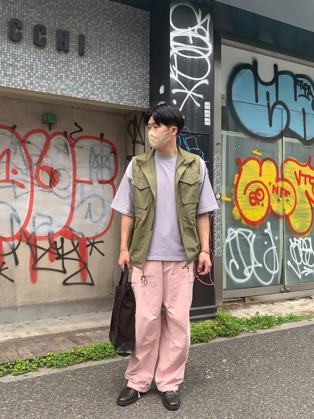 「春夏コーデ、休日スタイル、大人カジュアル、夏、お洒落さんとつながりたい、カーゴパンツ、ミリタリーベスト、Kastane、kastane_ootd、WHIMSIC、いいね、save、フォローお願いします🤑」｜「WHIMSICの【WHIMSIC】マイクロボーダーTシャツ（Tシャツ/カットソー、ブラウン系）」を使った、おさDさん（メンズ・178cm）の春コーディネートの1枚目の写真