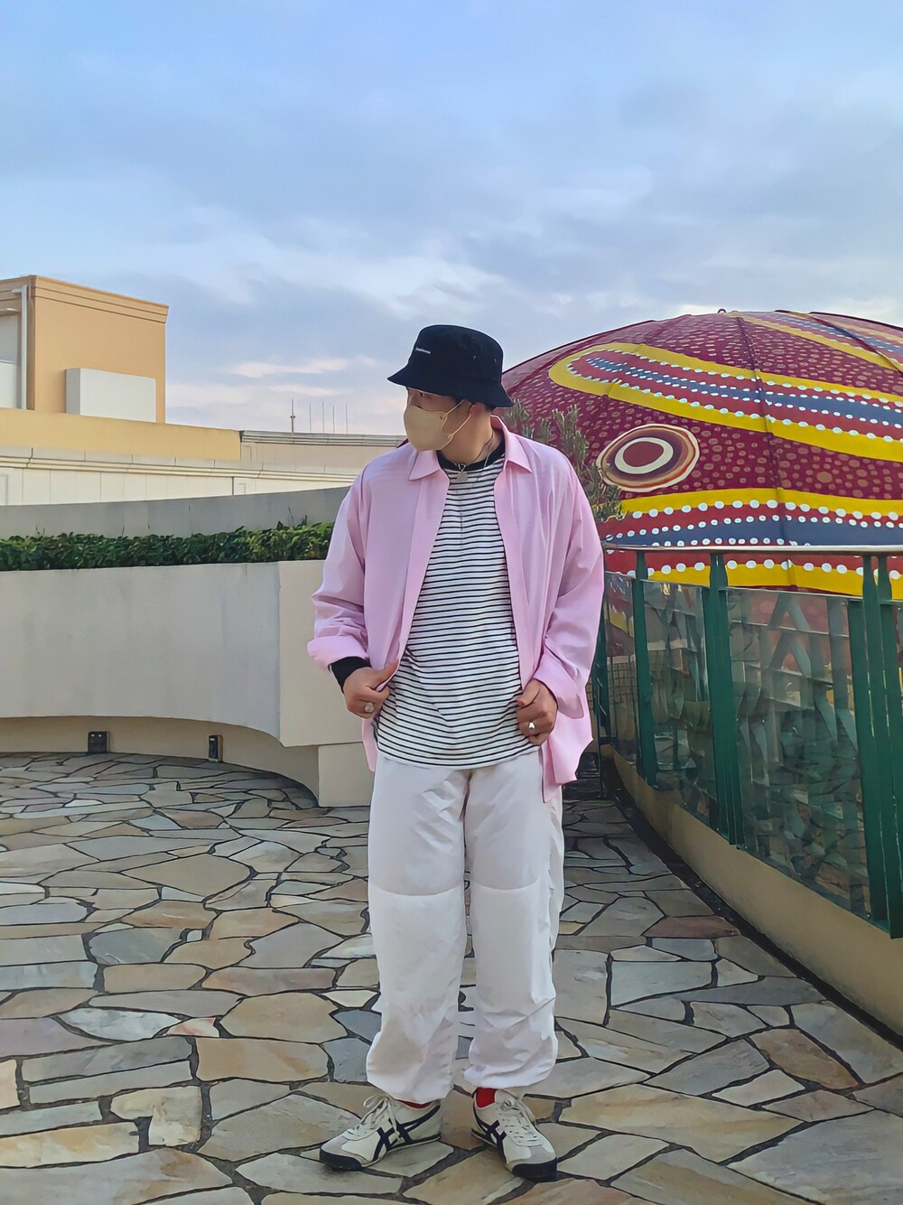 「春、オトナカジュアル、おしゃれさんと繋がりたい、いいね、save、フォローお願いします🤑、アメカジ、バケットハット、ボーダー、トレーニングパンツ、オニツカタイガー、ootd、ピンク、Kastane、kastane_ootd、WHIMSIC」｜「FreshServiceのCORPORATE BUCKET HAT（ハット、ブラック系）」を使った、おさDさん（メンズ・178cm）の春コーディネートの1枚目の写真
