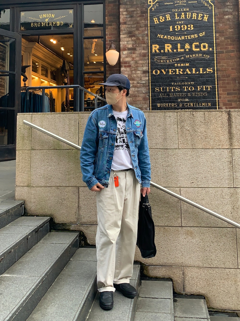 ホワイト系のTシャツ/カットソー、ブルー系のデニムジャケット、ホワイト系のチノパンツを着用したメンズの春コーディネートの1枚目の写真