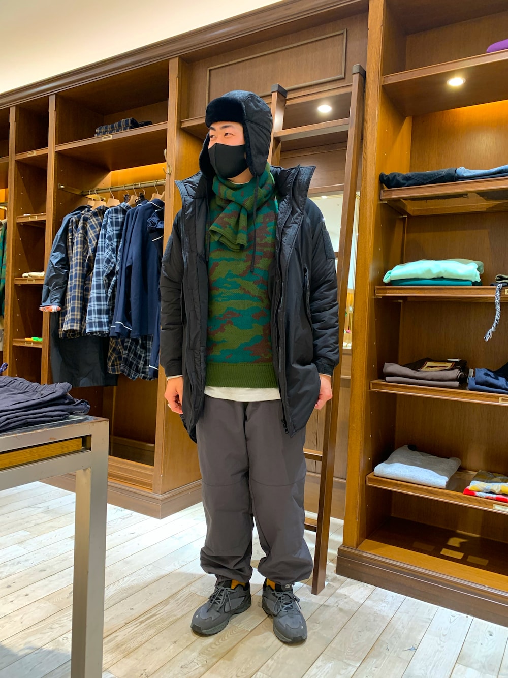 「冬コーデ、ミリタリー、フライトキャップ、迷彩、タートルネック、トレーニングパンツ、スニーカー、WHIMSIC、Kastane、Moonstar、ダウンコート、810s、おしゃれさんと繋がりたい、コメント イイね 待ってまーす！、いいね、save、フォローお願いします🤑」｜「WHIMSICの【WHIMSIC】ムートンフライトキャップ（キャップ、ブラック系）」を使った、おさDさん（メンズ・178cm）の冬コーディネートの1枚目の写真