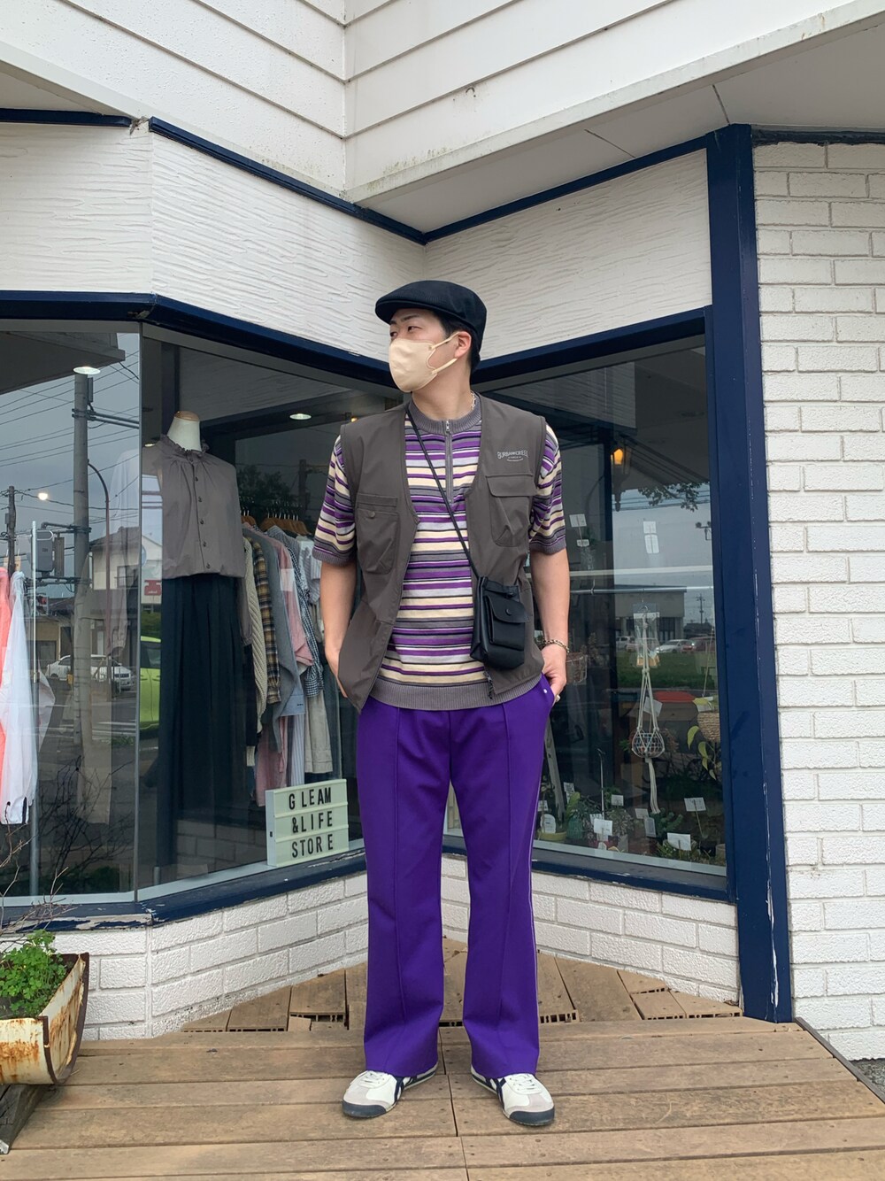 「休日コーデ、春夏コーデ、オトナカジュアル、スニーカーコーデ、ごきげんウィーク、Kastane、kastane_ootd、WHIMSIC、ハンチング、パープル、オニツカタイガー」｜「KANGOLの【KANGOL】Tropic 504 Ventair Hunting / 【カンゴール】トロピック 504　ハンチング　オーバーライド（ハンチング/ベレー帽、ブラック系）」を使った、おさDさん（メンズ・178cm）の春コーディネートの1枚目の写真