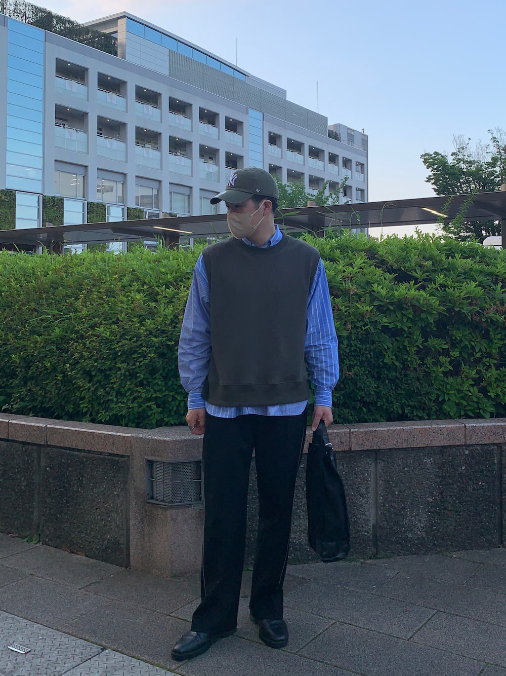 「きれいめカジュアル、大人カジュアル、ミリタリー、夏、トラックパンツ、Kastane、kastane_ootd、WHIMSIC、いいね、save、フォローお願いします🤑、おしゃれさんと繋がりたい、爽やかコーデ」｜「'47の【47 / フォーティーセブン】ニューヨークヤンキースキャップ（キャップ、グリーン系）」を使った、おさDさん（メンズ・178cm）の春コーディネートの1枚目の写真