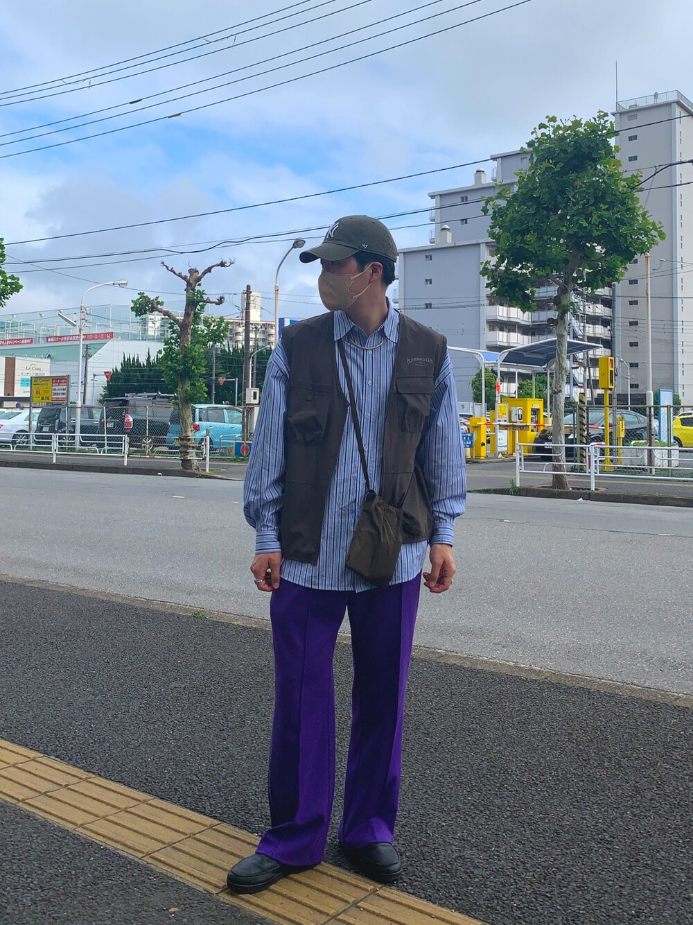 グリーン系のキャップを着用したメンズの夏コーディネートの1枚目の写真