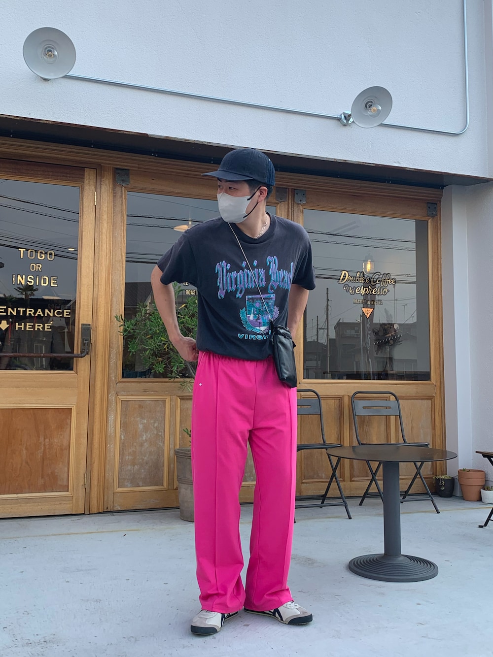 ブラック系のTシャツ/カットソー、ピンク系のその他パンツ、ブルー系のスニーカーを着用したメンズの夏コーディネートの1枚目の写真